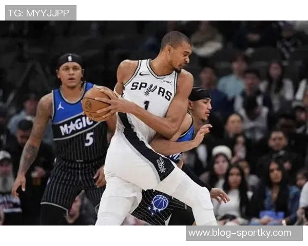 文班在移动中接球威胁显著马刺应加强战术调整以提升进攻效率 文班在移动中接球威胁显著马刺应加强战术调整以提升进攻效率